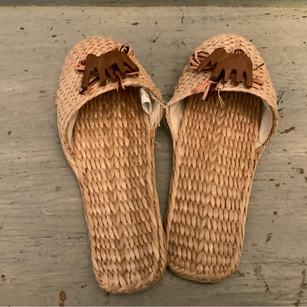Slip‎ On Woven Straw Slippers with Wooden Elephant S/M New